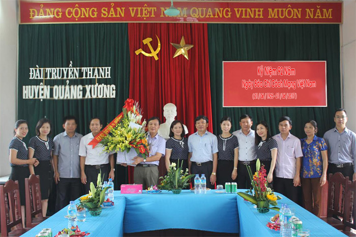 Các đồng chí lãnh đạo huyện Quảng Xương Thăm và chúc mừng Đài truyền thanh huyện nhân ngày Báo chí Việt Nam